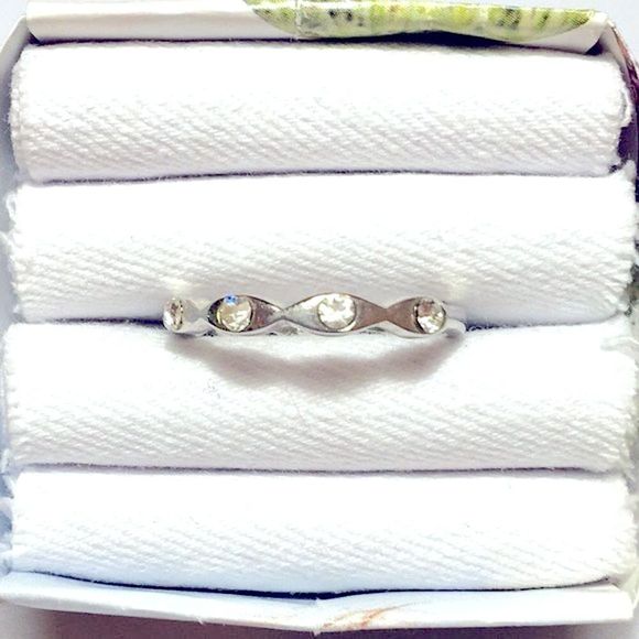 Silver Tone Ring Clear Rhinestones Simulated Diamonds Costume Jewelry Size 8 - Picture 1 of 8